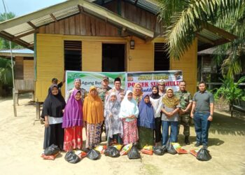 Polsek Siak Hulu Bersama Koramil dan PT ABL Memberikan Bansos Kepada Warga Kurang Mampu