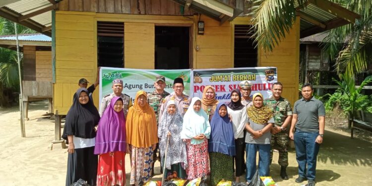 Polsek Siak Hulu Bersama Koramil dan PT ABL Memberikan Bansos Kepada Warga Kurang Mampu