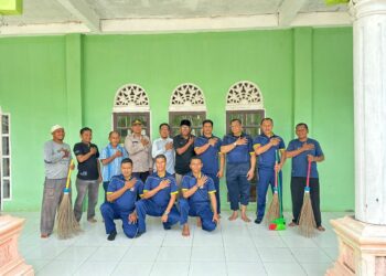 Jumat Bersih Rumah Ibadah Polsek Kelayang di Desa Tanjung Beludu Sukses