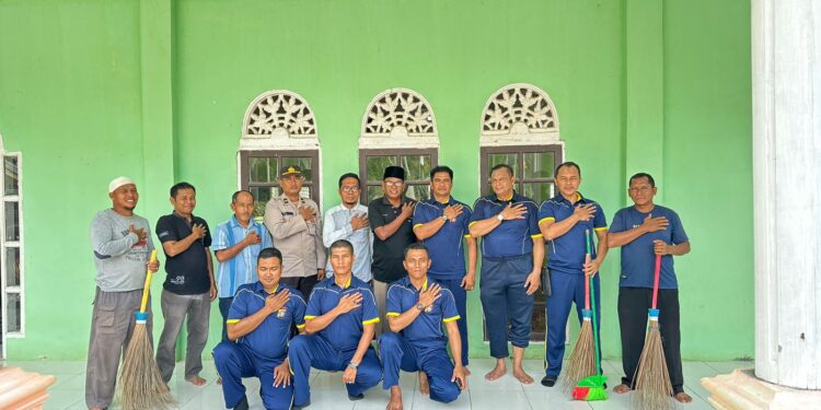 Jumat Bersih Rumah Ibadah Polsek Kelayang di Desa Tanjung Beludu Sukses