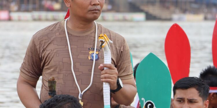 Kapolres AKBP Pangucap Jadi Timbo Ruang Pacu Jalur Eksibisi Di Event Pesta Budaya Pacu Jalur 2023 Kab Kuansing