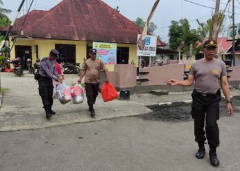 Pasca Usai Pacu Jalur, Puluhan Personil Polsek Kuantan Tengah Gelar Aksi Gotong Royong Bersih Bersih Sampah Di Tepian Narosa