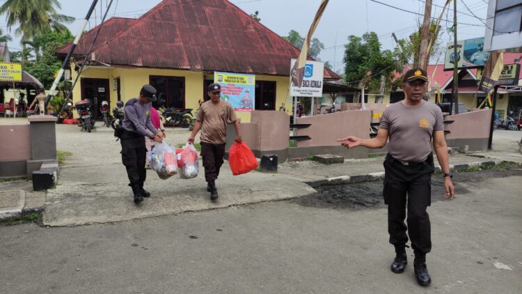 Pasca Usai Pacu Jalur, Puluhan Personil Polsek Kuantan Tengah Gelar Aksi Gotong Royong Bersih Bersih Sampah Di Tepian Narosa