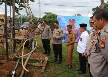 Giat Bakti Sosial Polres Kuantan Singingi Memberikan Bantuan Sumur Bor dan Pompa Air Kepada Masyarakat