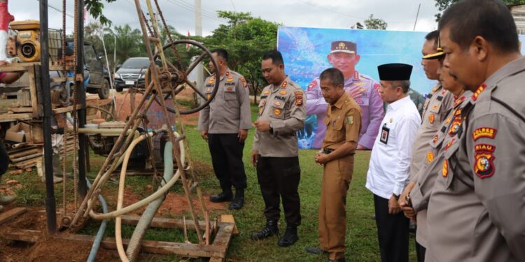 Giat Bakti Sosial Polres Kuantan Singingi Memberikan Bantuan Sumur Bor dan Pompa Air Kepada Masyarakat
