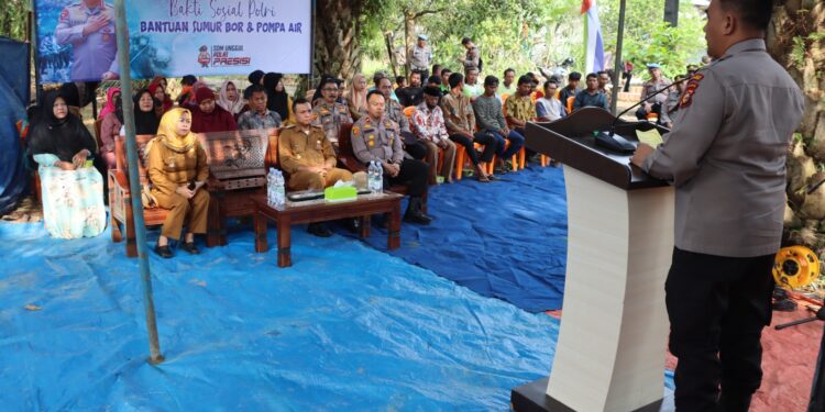 Kapolres Inhu Serahkan Bantuan Sumur Bor dan Pompa Air di Desa Rantau Mapesai
