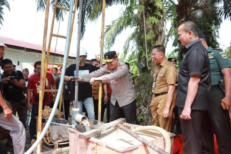 Polda Riau Berikan 23 Bantuan Sumur Bor dan 15 Pompa Air