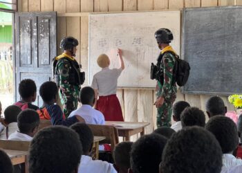 Satuan Tugas Mobile Raider 300 Siliwangi mengambil peran sebagai guru