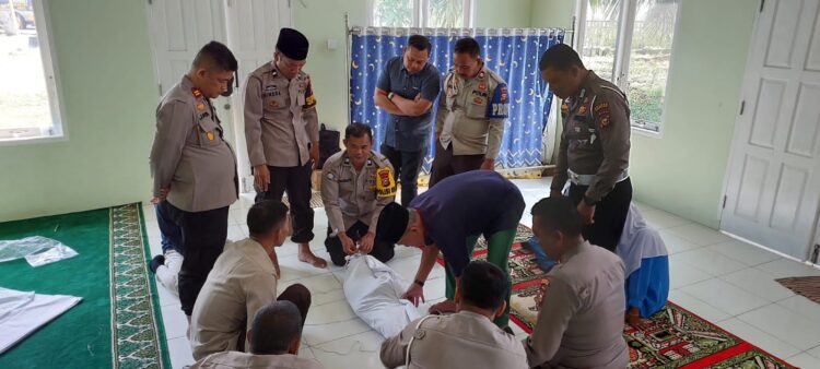 Personil Polsek Lirik Gelar Pelatihan Penyelenggaraan Jenazah