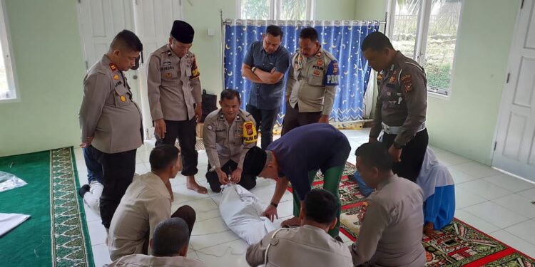 Personil Polsek Lirik Gelar Pelatihan Penyelenggaraan Jenazah