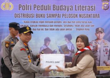 Polri Peduli Budaya Literasi, Polres Siak Bagikan Buku Kepada Pelajar di Kecamatan Dayun