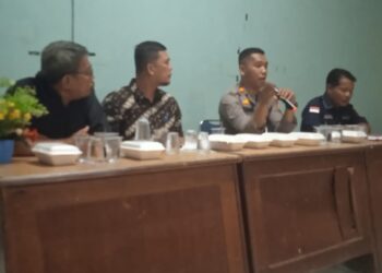 Kapolsek Payung Sekaki Hadiri Acara Pertemuan Forum RT/RW Kelurahan Labuhbaru Barat