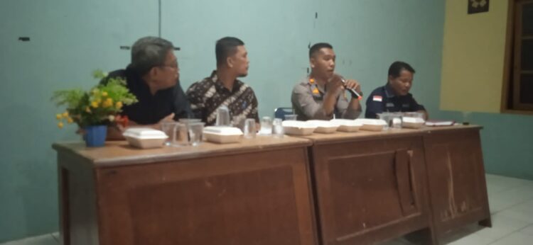 Kapolsek Payung Sekaki Hadiri Acara Pertemuan Forum RT/RW Kelurahan Labuhbaru Barat