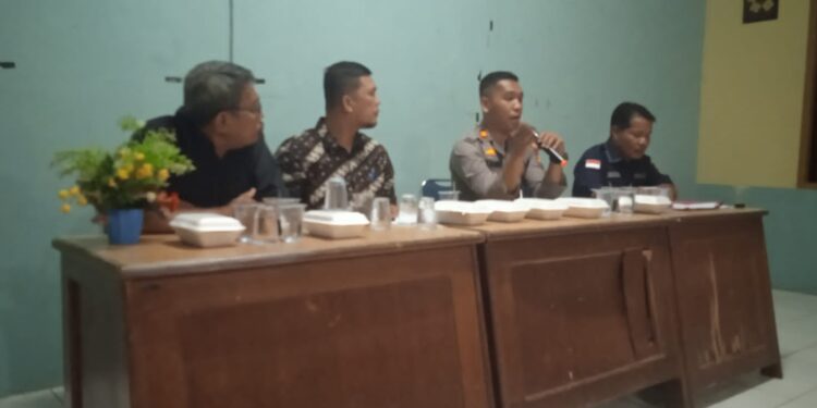 Kapolsek Payung Sekaki Hadiri Acara Pertemuan Forum RT/RW Kelurahan Labuhbaru Barat