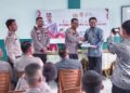 POLRES KUANSING MENYERAHKAN BANTUAN ALQURAN DAN BUKU BACAAN KE PONPES KH