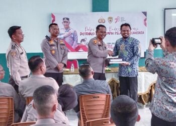 POLRES KUANSING MENYERAHKAN BANTUAN ALQURAN DAN BUKU BACAAN KE PONPES KH