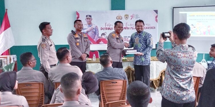 POLRES KUANSING MENYERAHKAN BANTUAN ALQURAN DAN BUKU BACAAN KE PONPES KH