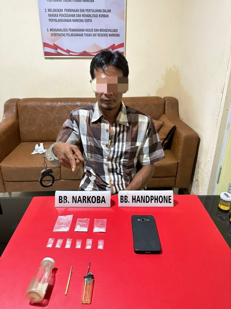 Satnarkoba Tangkap Pelaku Narkoba Sedang Duduk di Bawah Pohon Kelapa Sawit