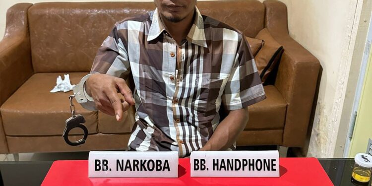 Satnarkoba Tangkap Pelaku Narkoba Sedang Duduk di Bawah Pohon Kelapa Sawit