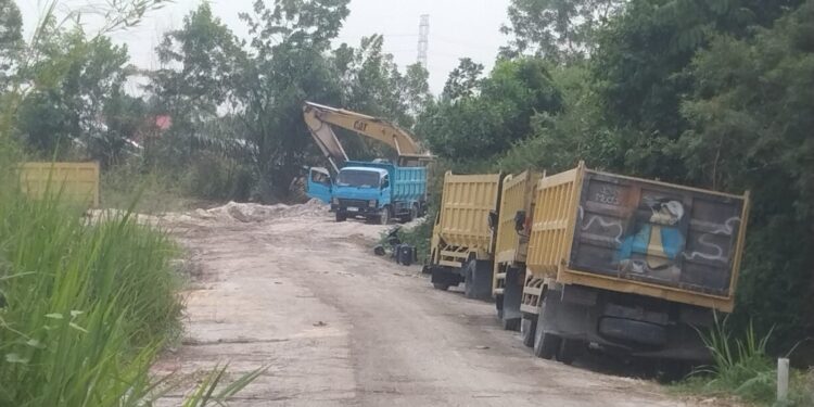 Masyarakat Meminta Kapolda Riau Basmi Aktifitas Ilegal Mining di Jalan Bupati Samping SMAN 2 Tambang – Kampar