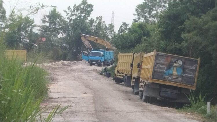 Masyarakat Meminta Kapolda Riau Basmi Aktifitas Ilegal Mining di Jalan Bupati Samping SMAN 2 Tambang – Kampar
