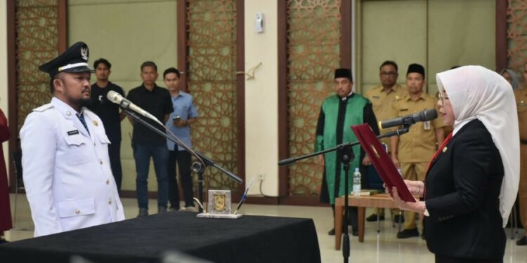 Pj Bupati Kampar Resmi Melantik Dedi Wahyudi Kepala Desa Depenitip Desa Tanjung Rambutan