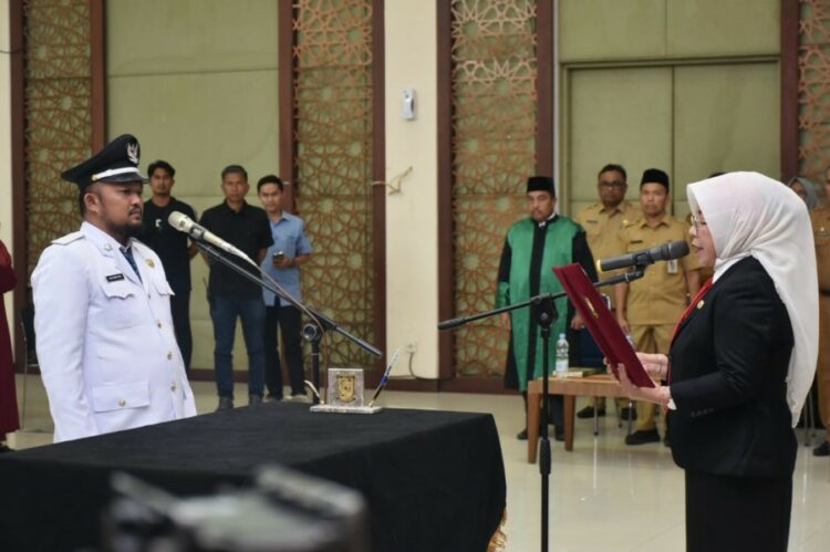 Pj Bupati Kampar Resmi Melantik Dedi Wahyudi Kepala Desa Depenitip Desa Tanjung Rambutan