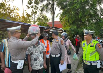 Kegiatan Preemtif Ops Zebra, Satlantas Polres Inhu Bagikan Helm Gratis