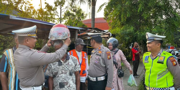 Kegiatan Preemtif Ops Zebra, Satlantas Polres Inhu Bagikan Helm Gratis