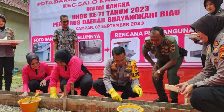 Kapolres Kampar Melakukan Peletakan Batu Pertama Pembangunan MCK di PDTA Darul Ulul