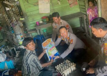 Kapolsek Tapung Bantu Warga Kurang Mampu di Desa Petapahan