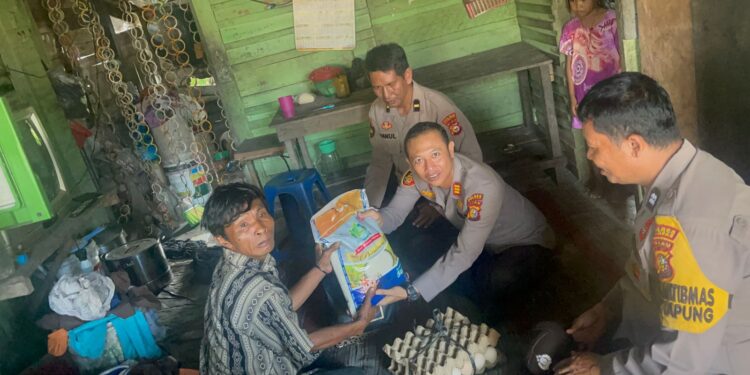Kapolsek Tapung Bantu Warga Kurang Mampu di Desa Petapahan