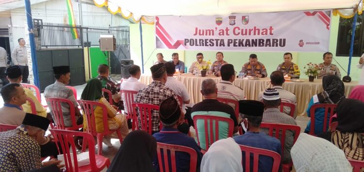 Kapolres Inhu Pimpin Jumat Curhat dan Bezuk Korban Lakalantas di Talang Jerinjing