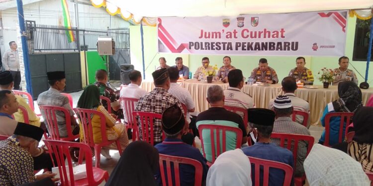 Kapolres Inhu Pimpin Jumat Curhat dan Bezuk Korban Lakalantas di Talang Jerinjing