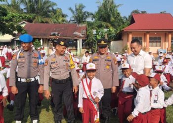 Mengharukan, Ini Yang Dilakukan Anak Buah Kapolda Riau Irjen Iqbal,Memberi Bantuan Sepatu untuk Anak Sekolah