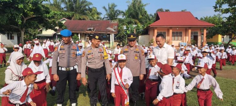 Mengharukan, Ini Yang Dilakukan Anak Buah Kapolda Riau Irjen Iqbal,Memberi Bantuan Sepatu untuk Anak Sekolah