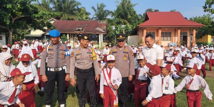 Mengharukan, Ini Yang Dilakukan Anak Buah Kapolda Riau Irjen Iqbal,Memberi Bantuan Sepatu untuk Anak Sekolah
