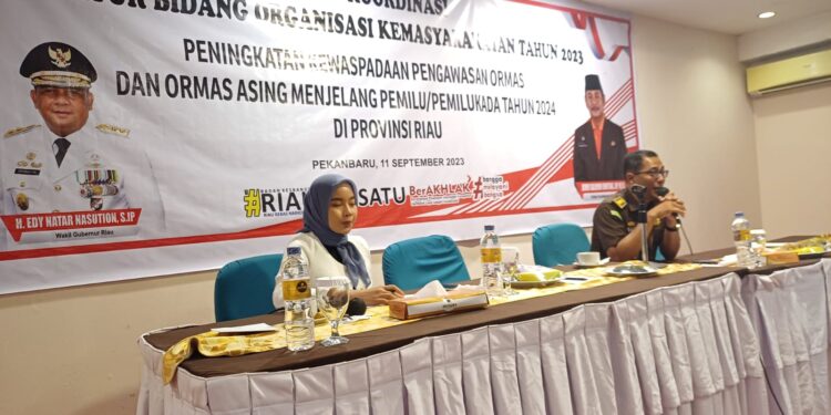 Kasi B Bidang Intelijen Kejaksaan Tinggi Riau menjadi Narasumber dalam Kegiatan Rapat Koordinasi Aparatur Bidang Organisasi Kemasyarakatan Tahun 2023