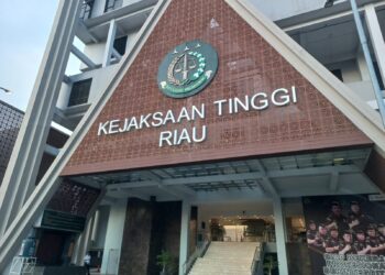 OKNUM JAKSA INISIAL SH DISERAHKAN KE BIDANG PIDSUS KEJATI RIAU UNTUK MENJALANI PROSES HUKUM