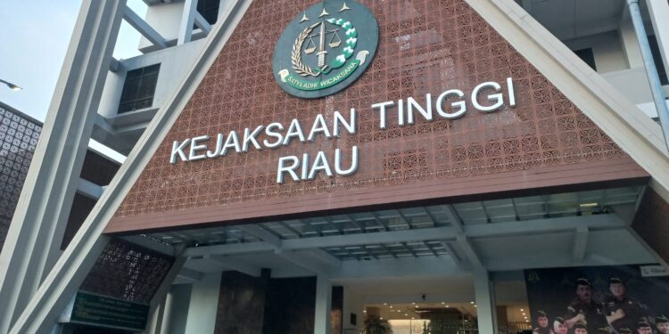 OKNUM JAKSA INISIAL SH DISERAHKAN KE BIDANG PIDSUS KEJATI RIAU UNTUK MENJALANI PROSES HUKUM