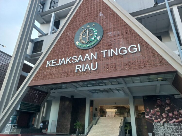 OKNUM JAKSA INISIAL SH DISERAHKAN KE BIDANG PIDSUS KEJATI RIAU UNTUK MENJALANI PROSES HUKUM