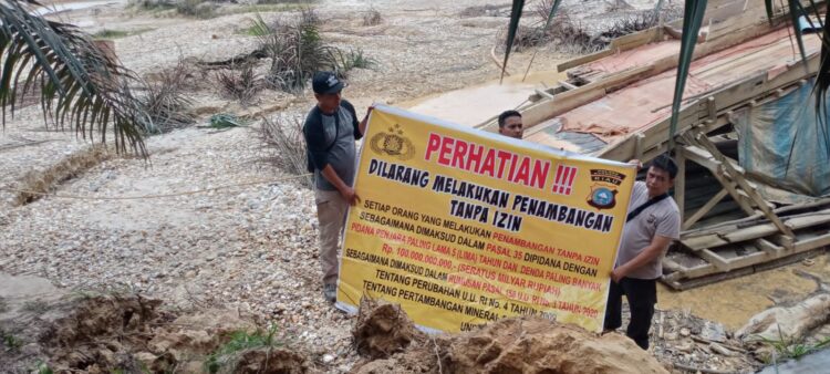 Personil Polsek Singingi Tertibkan dan Musnahkan 1 Kapal PETI di Desa Kebun Lado