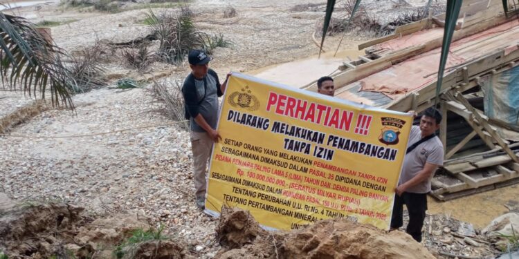 Personil Polsek Singingi Tertibkan dan Musnahkan 1 Kapal PETI di Desa Kebun Lado