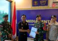 Satgas Pamtas Yonarmed 10/ Bradjamusti Serahkan Barang Hasil Pengumpulan Tangkapan Kepada Bea Cukai Nanga Badau