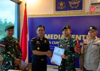 Satgas Pamtas Yonarmed 10/ Bradjamusti Serahkan Barang Hasil Pengumpulan Tangkapan Kepada Bea Cukai Nanga Badau