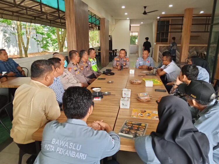 WUJUDKAN PEMILU 2024 YANG BERKUALITAS, BAWASLU KEC. BINA WIDYA AUDIENSI KE POLSEK TAMPAN