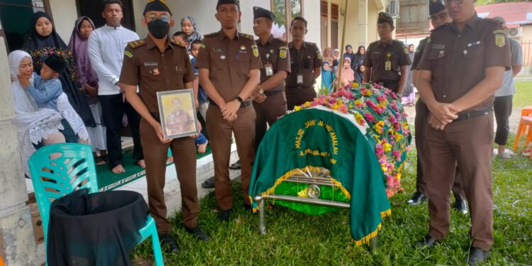 Koordinator Bidang Tindak Pidana Khusus Kejaksaan Tinggi Riau Memimpin Prosesi Pelepasan Jenazah