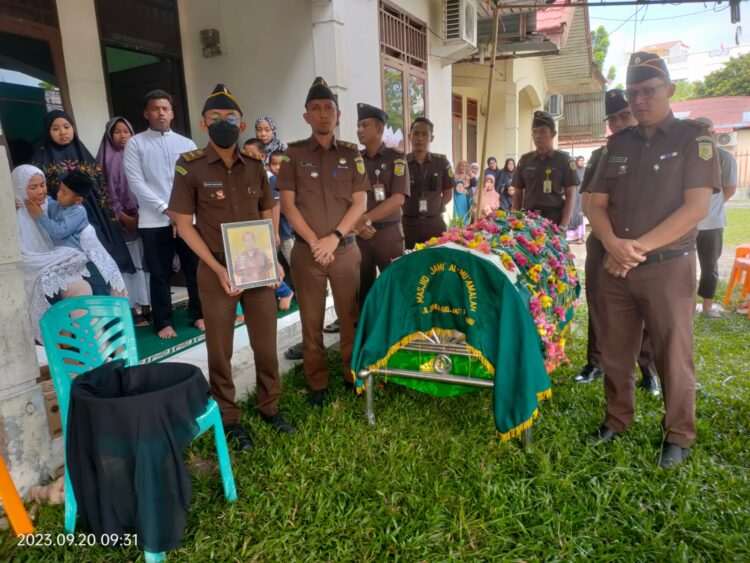 Koordinator Bidang Tindak Pidana Khusus Kejaksaan Tinggi Riau Memimpin Prosesi Pelepasan Jenazah