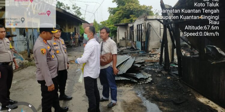 Personil Polres Kuansing Berikan Pengamanan Di Lokasi Kebakaran Bengkel Dewi Motor dan Wisma Rani