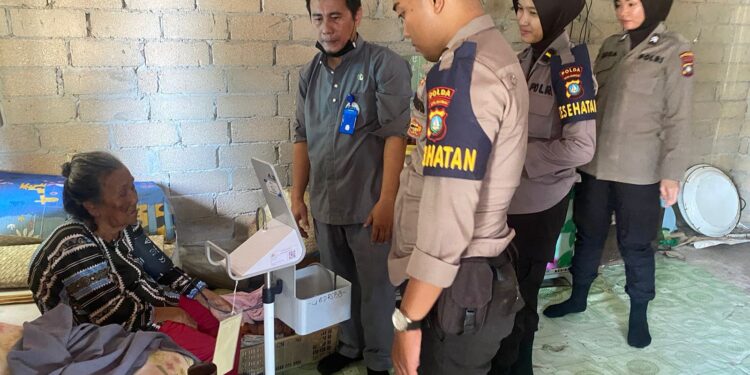 Warga Sambut Antusias Bakti Kesehatan Polri di Rempang